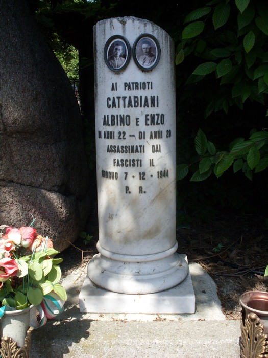 Monumento commemorativo a Cattabiani e Panini, patrioti assassinati dai fascisti nel 1944, adornato da fiori.
