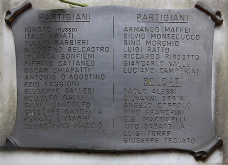 Sacrario dei caduti per la Liberazione, con nomi incisi in memoria dei partigiani e soldati.