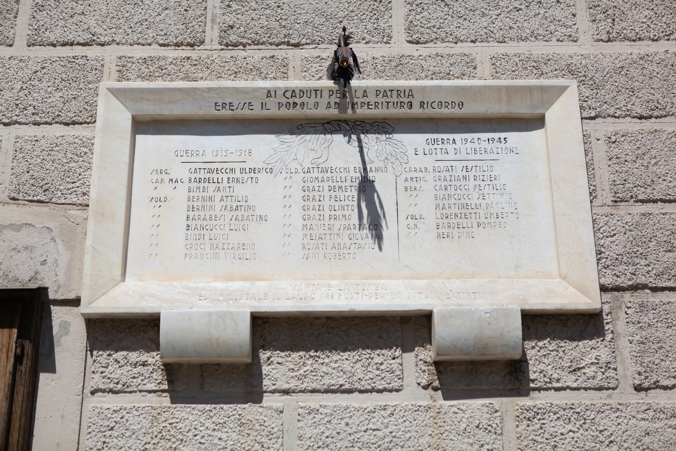 Lapide commemorativa dedicata ai caduti di Trequanda, con nomi di soldati e date significative di guerra.