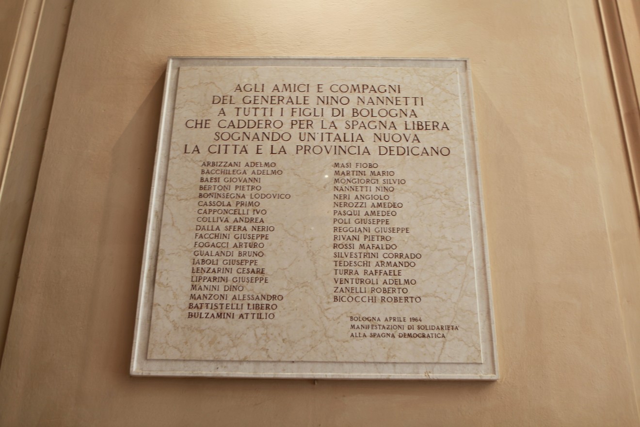 Lapide commemorativa dedicata ai bolognesi volontari che combatterono per la Spagna libera.