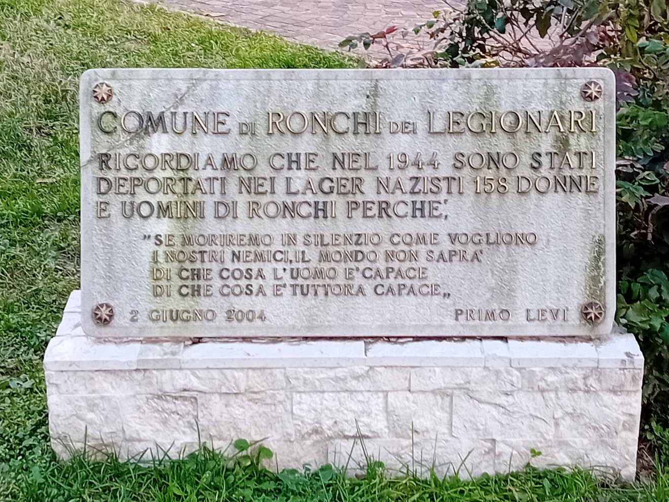 Cippo commemorativo ai deportati di Ronchi, dedicato alle vittime dei lager nazisti nel 1944.