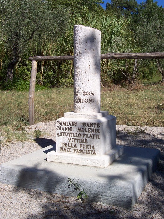Cippo in memoria delle vittime del nazifascismo, situato nel podere di Grancaia.