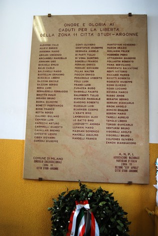 Lapide commemorativa ai caduti della Zona 11, città di Milano, in onore dei militanti per la libertà.