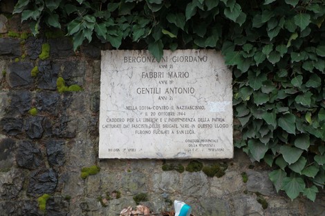 Lapide commemorativa dedicata a Bergonzanti, Fabbri e Gentili, situata in un contesto storico a Bergamo.