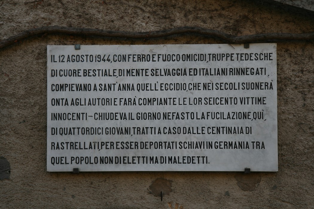 Lapide commemorativa che ricorda le vittime fucilate sul Baccatoio l'12 agosto 1944.
