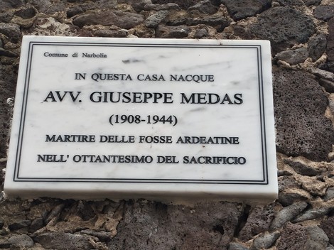 Lapide commemorativa di Giuseppe Medas, martire delle Fosse Ardeatine, situata a Narbolia.