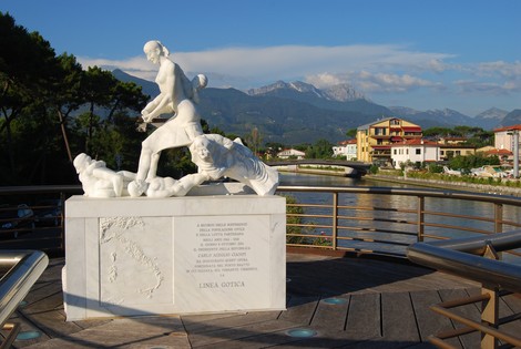Monumento alla Linea Gotica, commemorazione storica con scultura e panorami suggestivi.