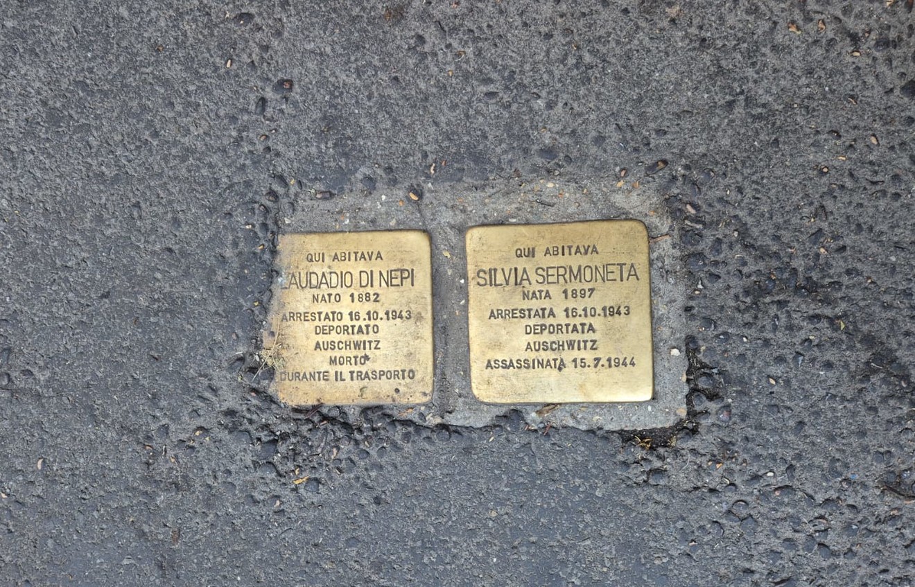 Pietre d’inciampo commemorative dedicate a Claudiadio di Nepi e Silvia Sermoneta, vittime della Shoah.