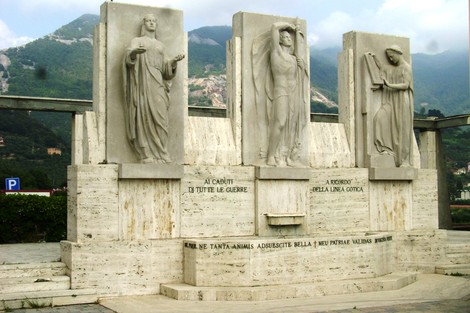 Monumento ai Caduti e alla Linea Gotica, omaggio ai sacrifici durante le guerre, con statue simboliche.
