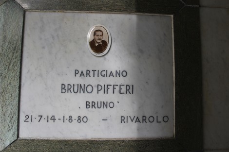 Immagine del Sacrario dei caduti per la Liberazione, con lapide dedicata a Bruno Pifferi, partigiano.
