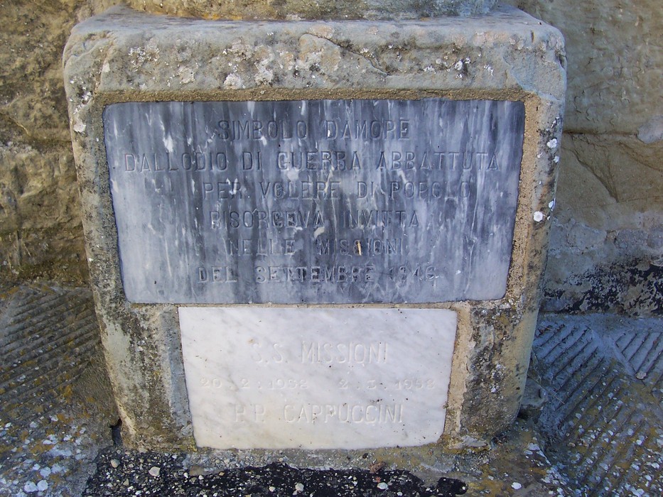 Croce per la ricostruzione in memoria delle vittime, simbolo di speranza e rinascita.