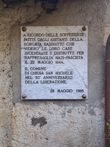 Lapide memoriale dedicata agli abitanti della Borgata Basinatto, vittime dell'incendio del 22 maggio 1944.