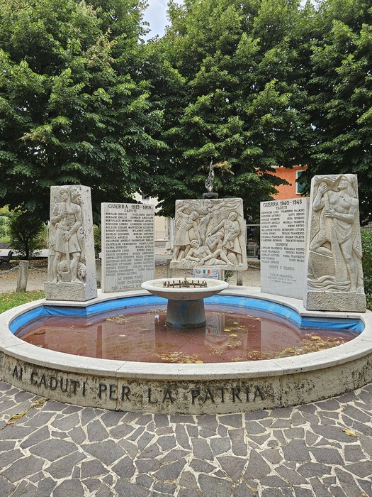 Monumento ai Caduti di San Bassano, un’opera commemorativa con sculture e segnali di memoria storica.