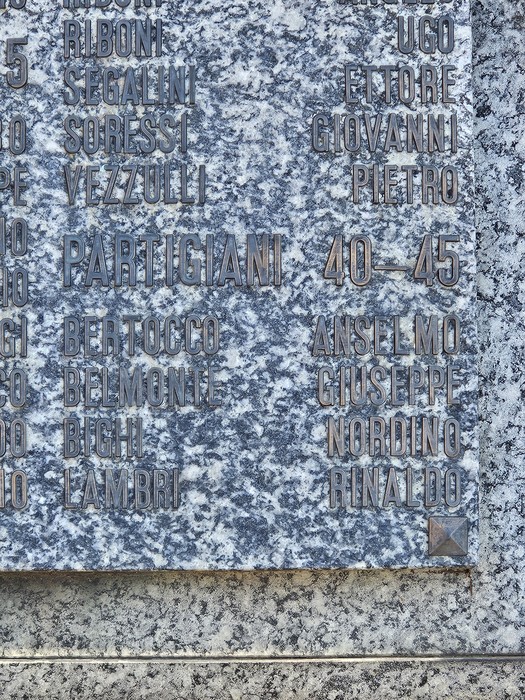 Monumento commemorativo ai caduti di San Rocco al Porto, con iscrizioni in memoria dei partigiani.