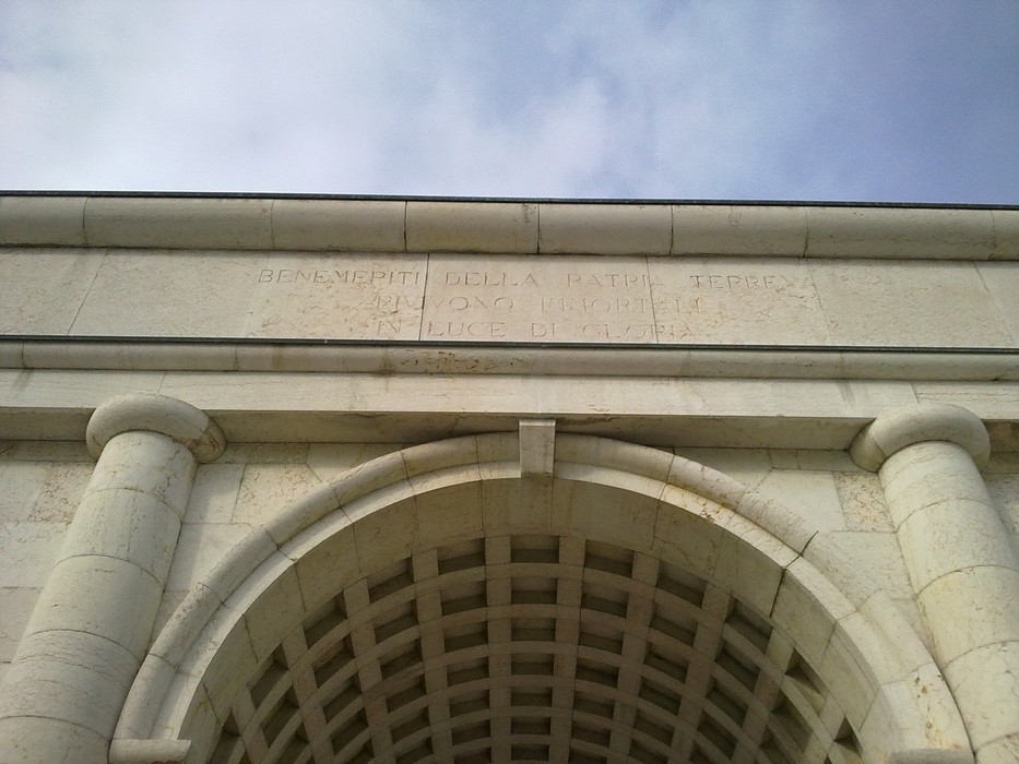Sacrario dei caduti per la Liberazione di Luzzara, monumento commemorativo in pietra con architettura sobria.