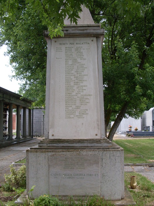 Monumento commemorativo ai caduti, con i nomi dei defunti e un tributo ai morti della Seconda guerra mondiale.