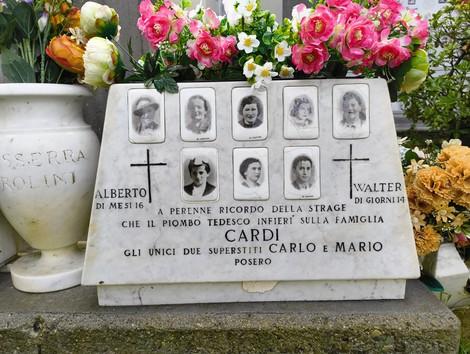 Monumento commemorativo dedicato ai caduti della Creda, con nomi e foto in ricordo delle vittime.