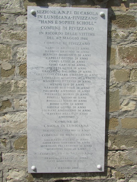 Lapide commemorativa per le vittime della strage di Mommio, situata a Fiizzano, con nomi e date di nascita.