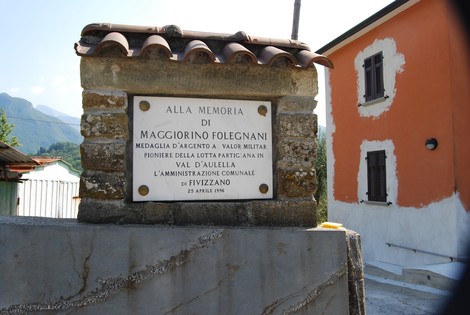 Lapide commemorativa dedicata a Maggiorino Folegnani, medaglia d'argento al valor militare. Fivizzano, 1996.