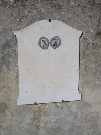 Sepolcro dei Taddei: monumento funerario con dettagli ornamentali e ritratti ovali.