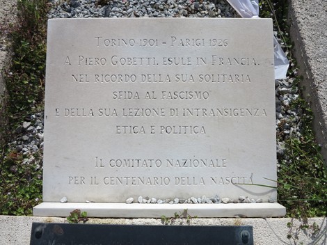 Sepolcro di Piero Gobetti, esule in Francia, simbolo di resistenza contro il fascismo a Torino.