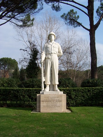 Statua di soldato al Cimitero Militare Americano, simbolo di onore e commemorazione per i caduti in guerra.
