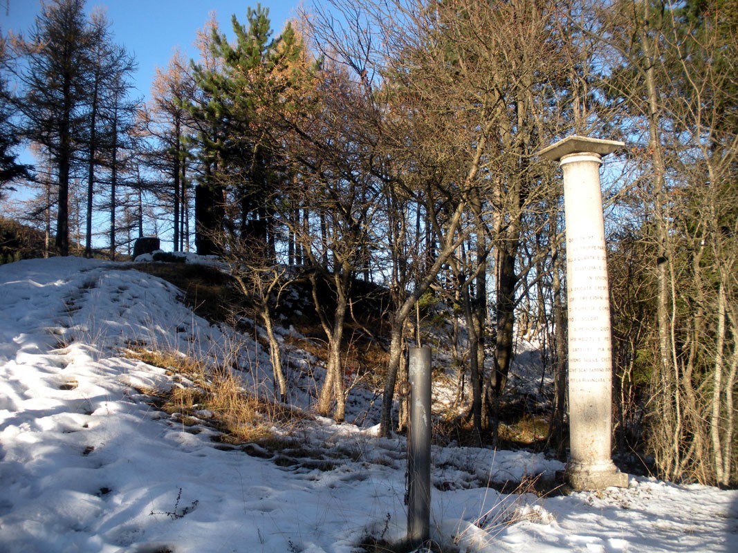 Monumento alla base partigiana di Casa Piazza, immerso nella natura innevata.