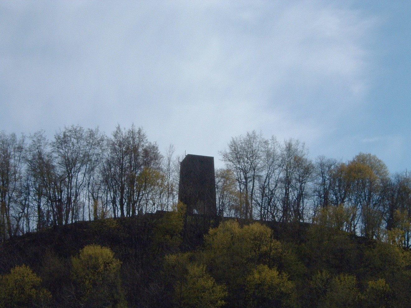 Ossario di Sant'Anna di Stazzema, memoriale dedicato alle vittime della guerra, immerso nella natura.