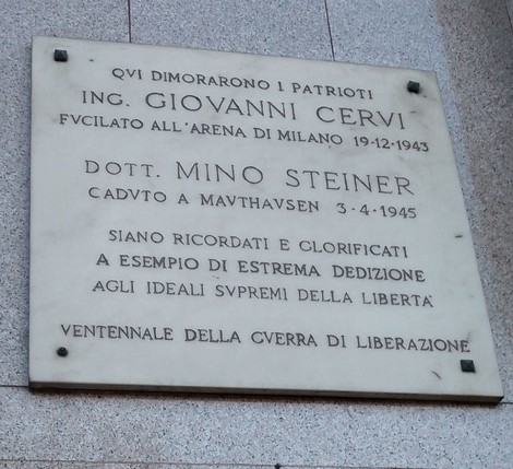 Lapide commemorativa dedicata a Giovanni Cervi e Mino Steiner, con data di morte e messaggio di onore.
