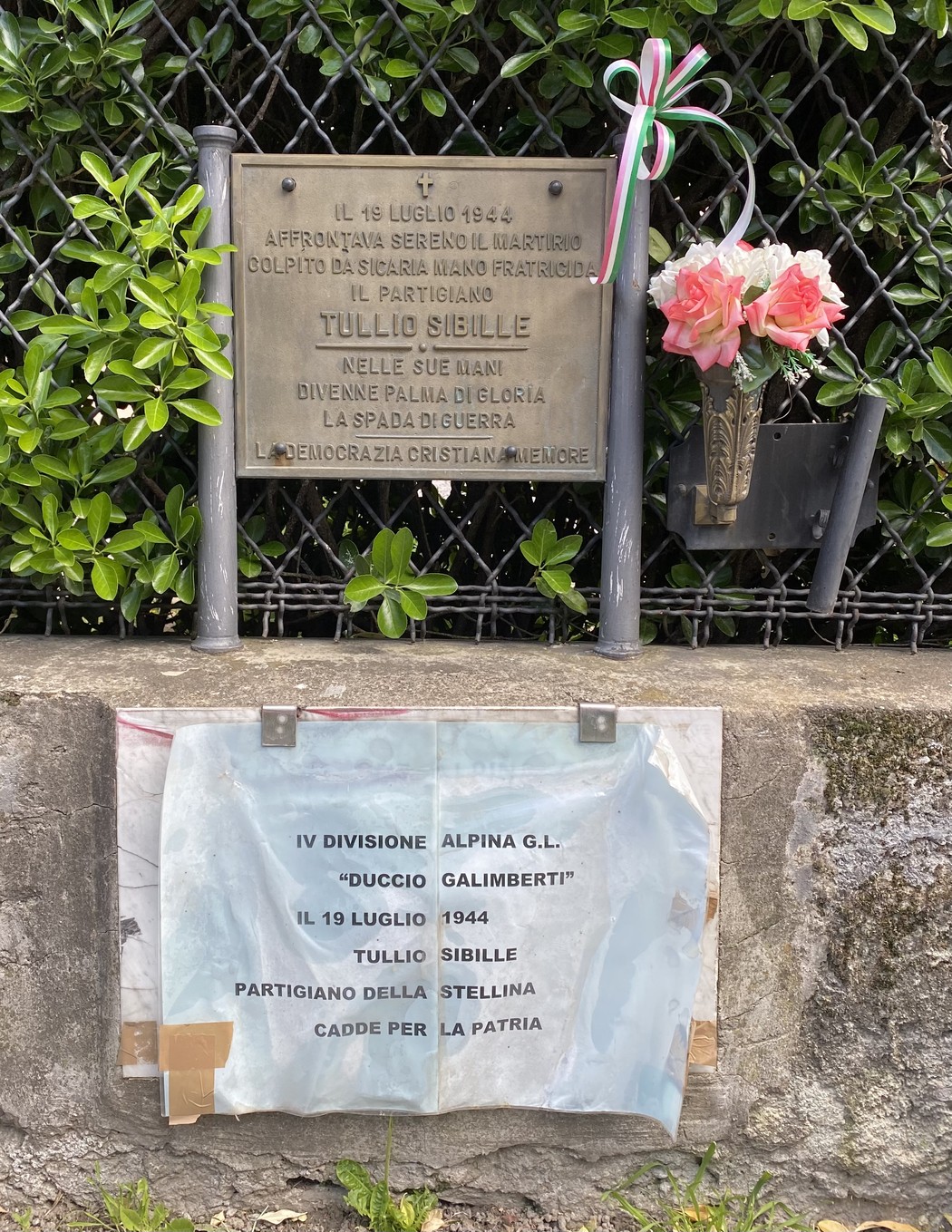 Lapide commemorativa dedicata a Tullio Sibille, partigiano caduto per la libertà il 19 luglio 1944.