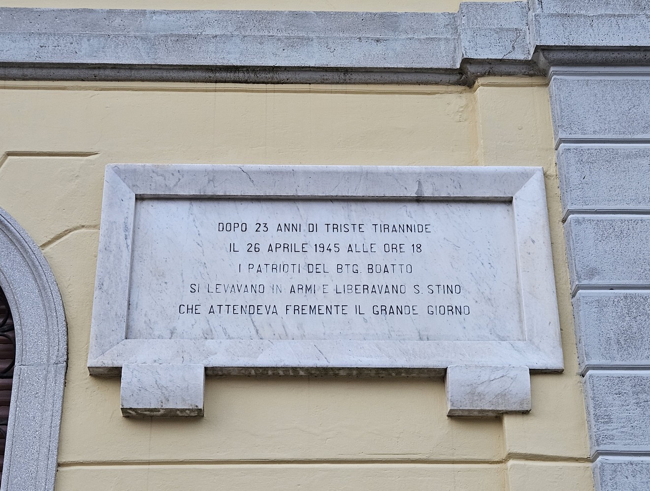 Lapide commemorativa dell'Insurrezione, con iscrizione che ricorda eventi storici del 26 aprile 1945.