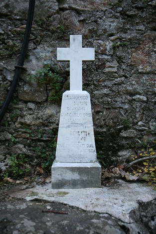 Una croce commemorativa presso la chiesa di Sant'Anna di Stazzema, simbolo di memoria e contemplazione.