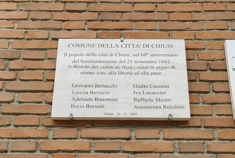 Lapide commemorativa del bombardamento della stazione di Chiusi, ricordando le vittime del 21 novembre 1943.