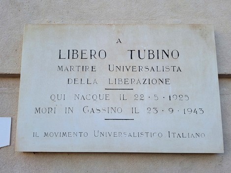 Lapide commemorativa dedicata a Libero Tubino, martire della liberazione, situata su un muro.