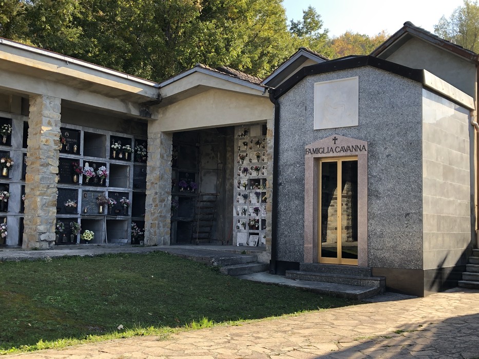 Sepolcro di Ravetta, struttura funeraria con nicchie per fiori e omaggi, immerso nella tranquillità naturale.
