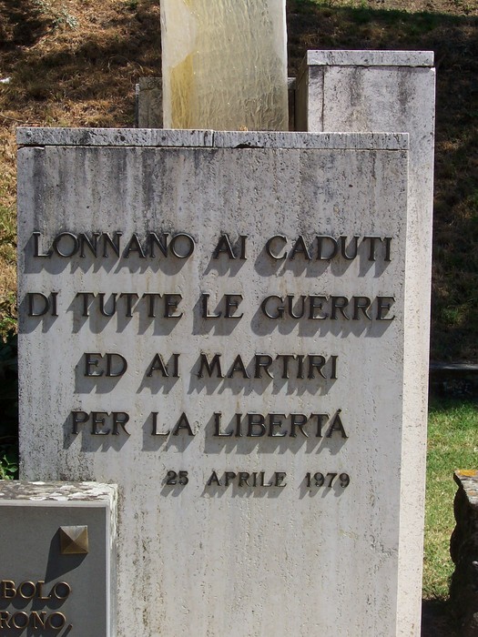 Monumento eretto in memoria dei caduti di Lonnano, dedicato ai martiri di tutte le guerre, 25 aprile 1979.