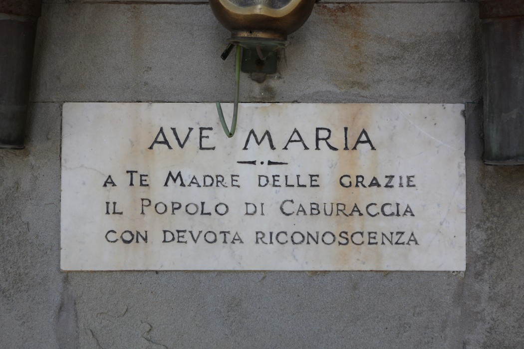 Tabernacolo di Caburaccia dedicato alla Madre delle Grazie, simbolo di devozione del popolo locale.