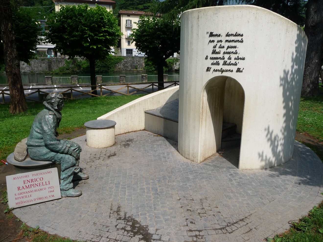 Monumento a Rampinelli, scultura in onore dell'aviatore Enrico Rampinelli in un parco verde.