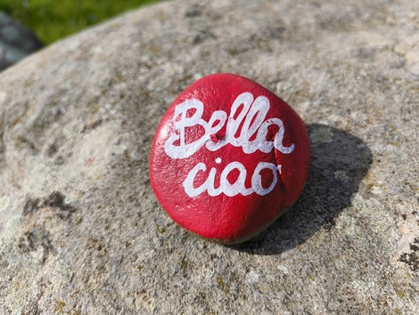 Pietra dipinta con la scritta "Bella ciao", simbolo della resistenza partigiana. Monte Sabbiuno.
