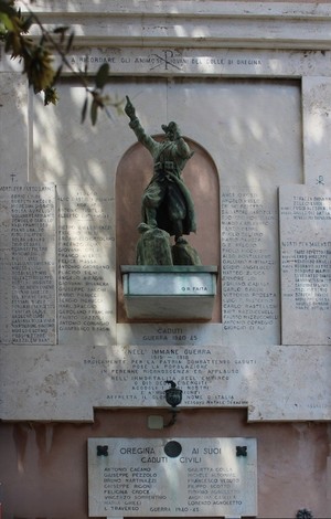 Monumento commemorativo ai caduti di Oregina, con statue e epigrafi in memoria dei soldati.