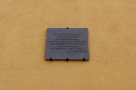Lapide commemorativa a Trifilò, dedicata alla memoria e all'importanza del luogo.