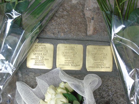 Pietre d'inciampo dedicate alla famiglia Scaramella Messulam, in memoria delle vittime dell'Olocausto.