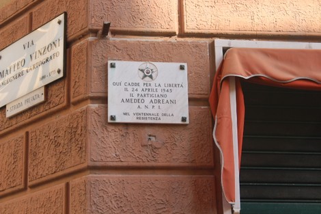 Lapide commemorativa ad Andreani, situata su un muro, dedicata al partigiano Amedeo Andreani.