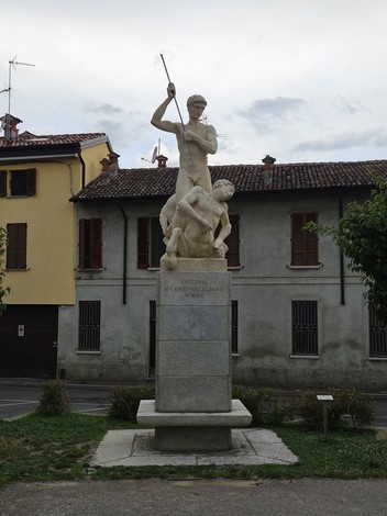 Monumento ai Caduti per la Libertà, rappresenta la lotta e la perseveranza in un contesto di commemorazione storica.