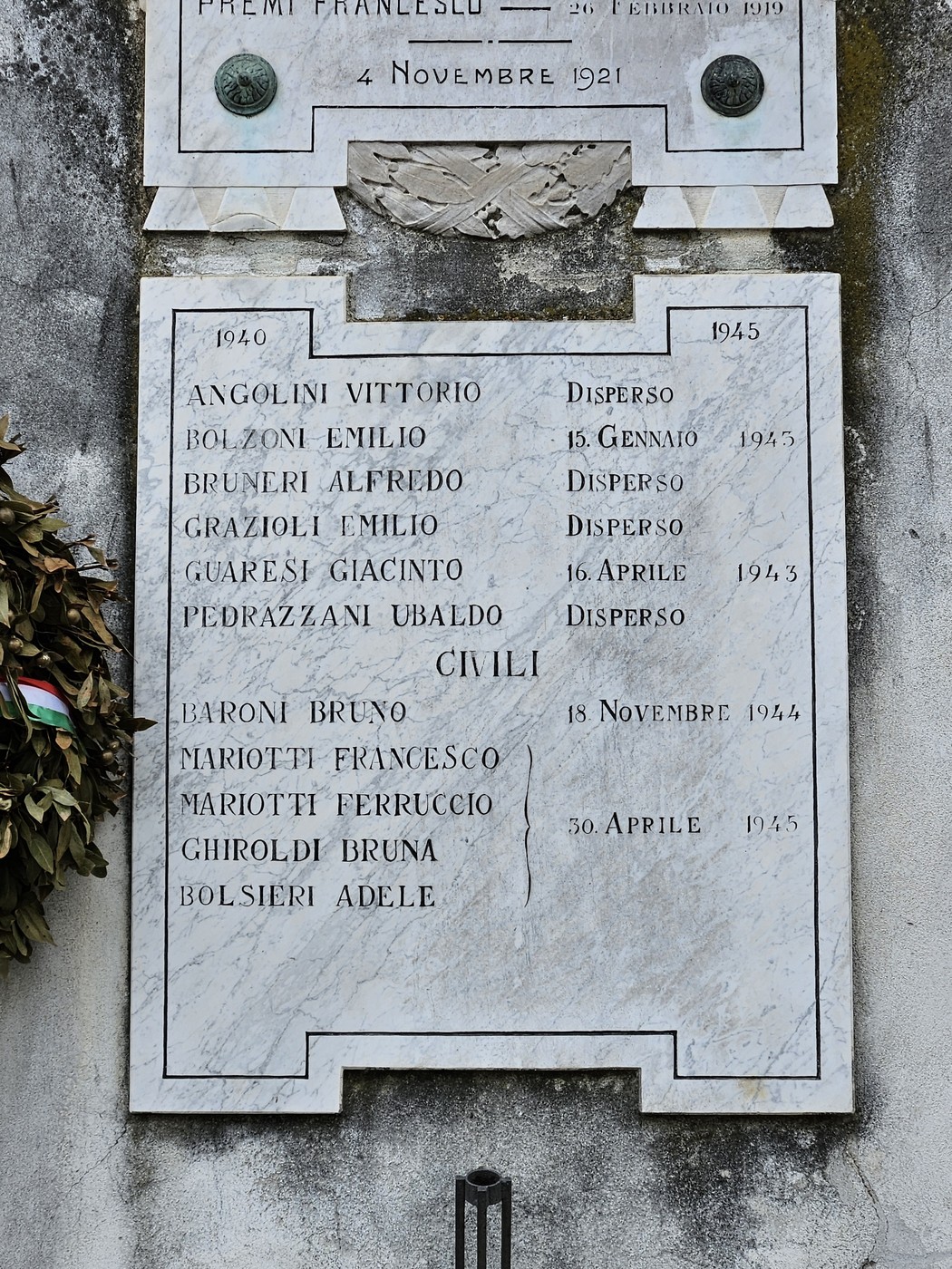 Lapidi commemorative dedicate ai caduti di Fontanella Grazioli, con nomi e date di commemorazione.