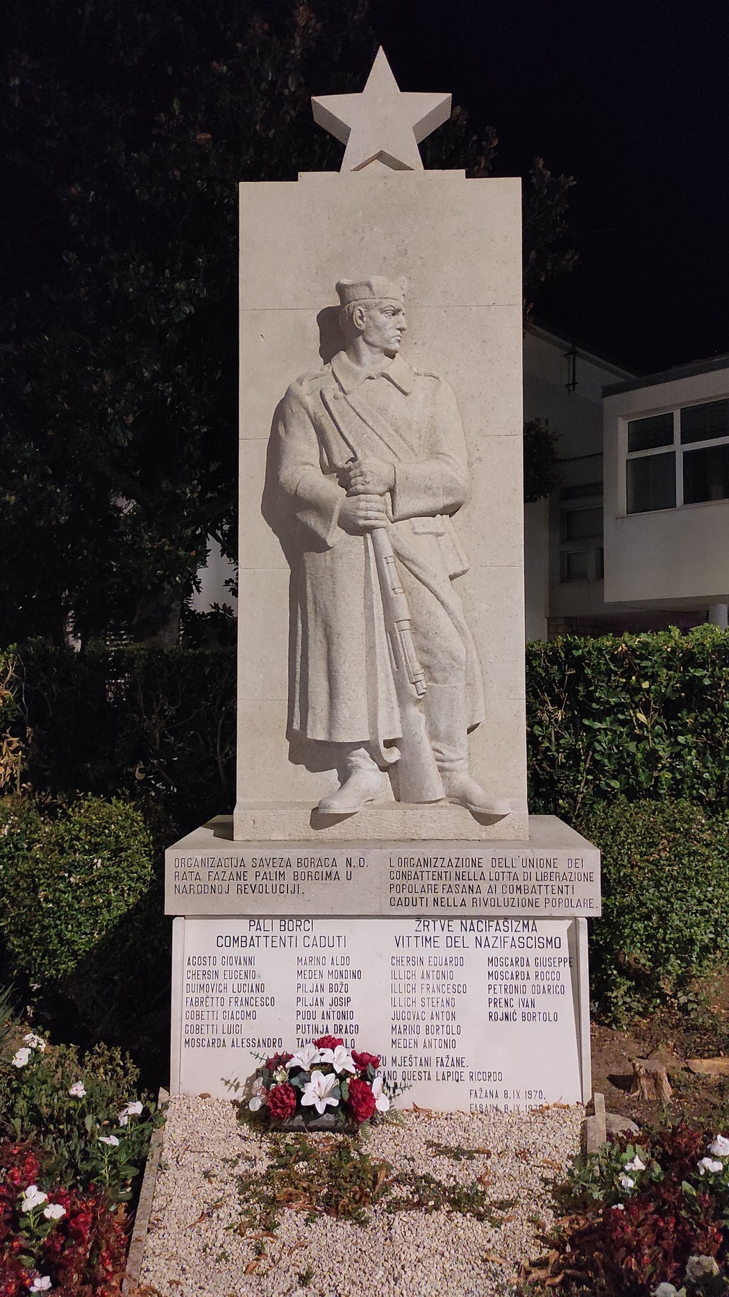 Monumento ai Caduti della Lotta di Liberazione, con statua di figura armata e dediche ai caduti.
