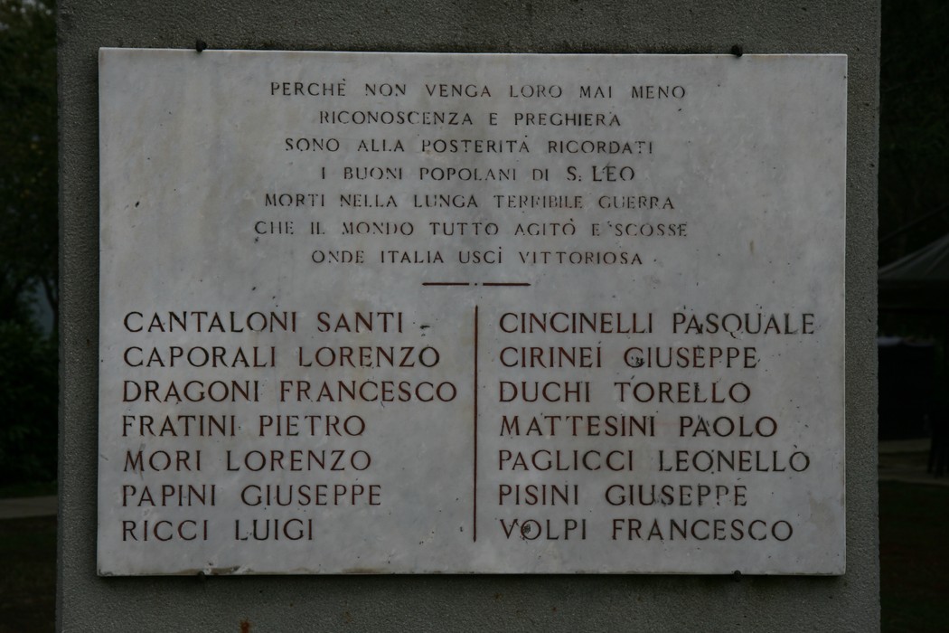 Monumento di San Leo, omaggio ai caduti e ai popolani della zona durante la guerra, in un contesto di memoria storica.