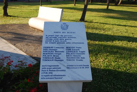 Cippo commemorativo dedicato ai caduti, situato a Forte dei Marmi, in memoria delle vittime della guerra.