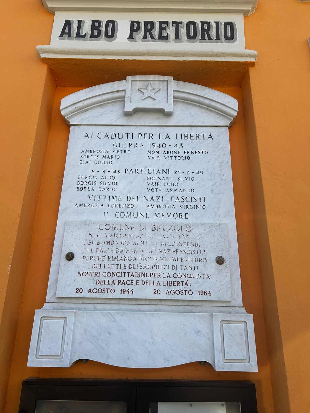 Lapide commemorativa ai caduti di Bruzolo nella guerra 1940-43, in memoria dei martiri per la libertà.