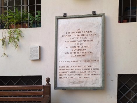 Lapide commemorativa del Comitato di Liberazione Nazionale piemontese, dedicata ai caduti e all'impegno per la libertà.